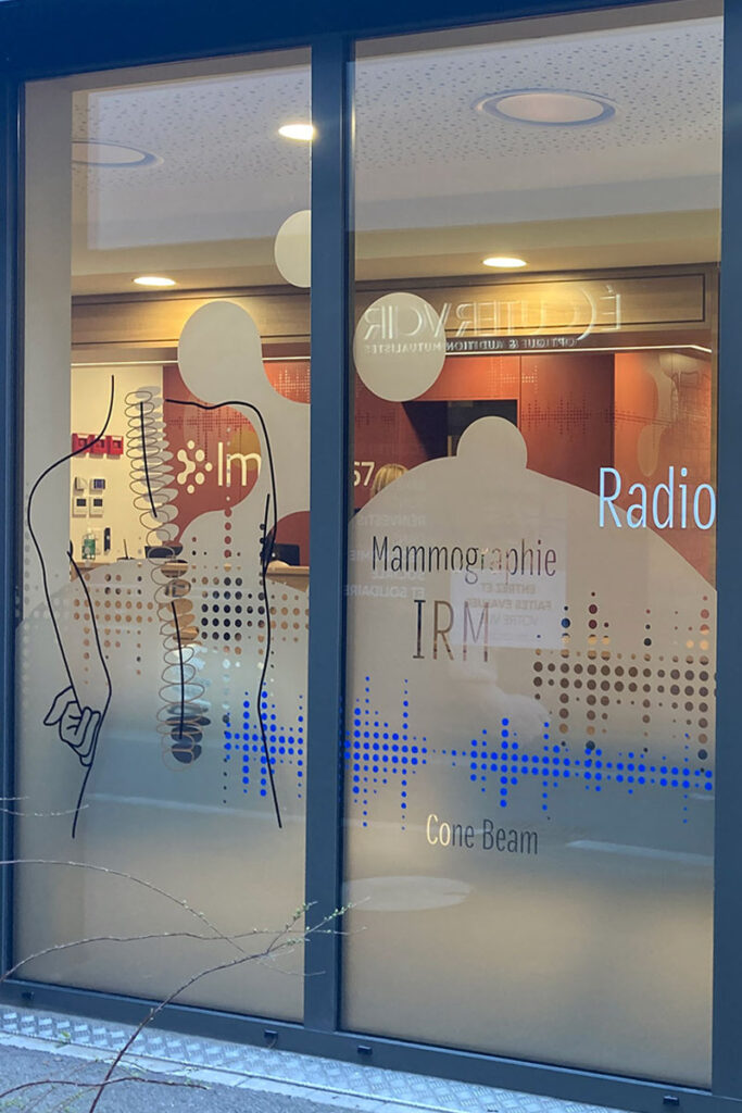 Signalétique vitrine sur mesure Alsace