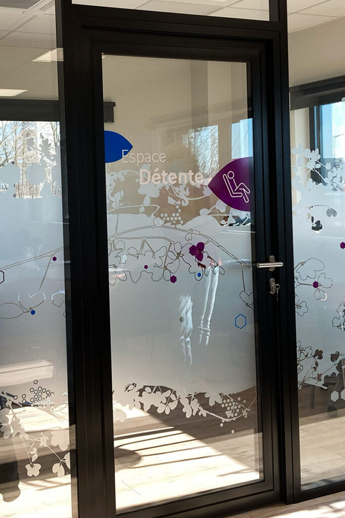 Signalétique vitrine vitrophanie personnalisée sur mesure en Alsace